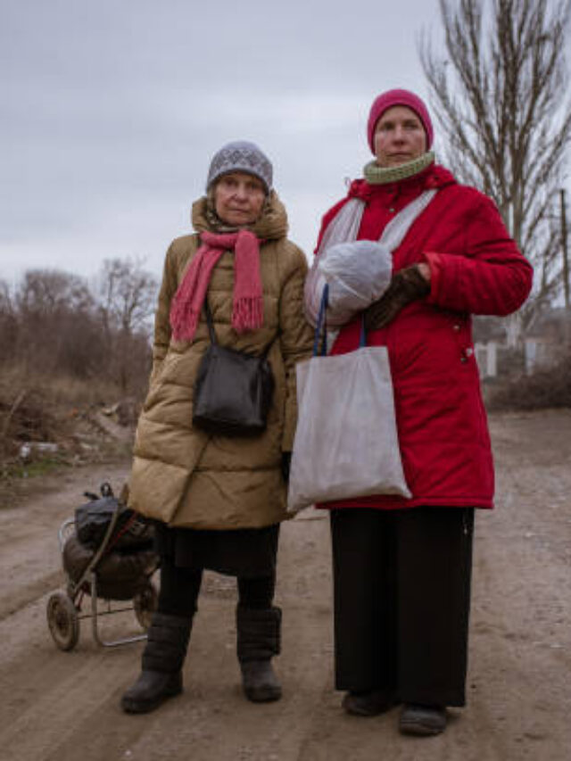 Ukraine war: Civilians flee Kherson as Russian offensive intensifies